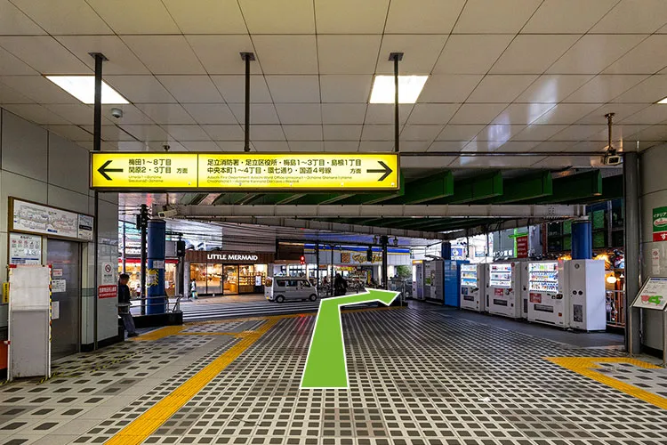 「梅島駅」の改札を出たら、右手に道なりに進んでください。